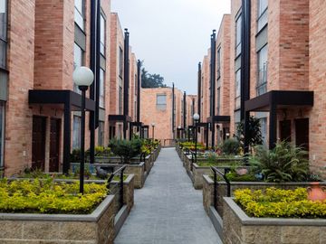 VENTA de CASA CLUB LOS LAGARTOS, cerca a CC TITAN PLAZA, CC Parque la Colina, Av Boyacá, Estación Transmilenio, Calle 80, Calle 127 y Parque Los Lagar