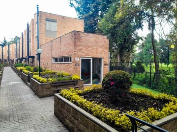 VENTA de CASA CLUB LOS LAGARTOS, cerca a CC TITAN PLAZA, CC Parque la Colina, Av Boyacá, Estación Transmilenio, Calle 80, Calle 127 y Parque Los Lagar