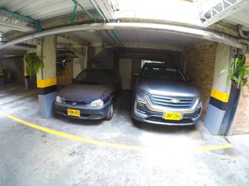 VENTA de CASA CLUB LOS LAGARTOS, cerca a CC TITAN PLAZA, CC Parque la Colina, Av Boyacá, Estación Transmilenio, Calle 80, Calle 127 y Parque Los Lagar