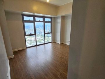 Rush Sale!! Very Good deal! 1 Bedroom Unit in Park Triangle Residences BGC near ISM Bristish School Uptown