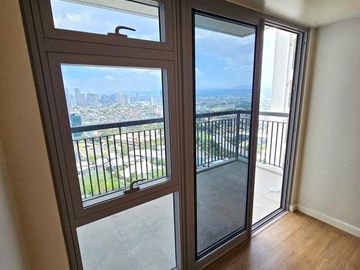 Rush Sale!! Very Good deal! 1 Bedroom Unit in Park Triangle Residences BGC near ISM Bristish School Uptown