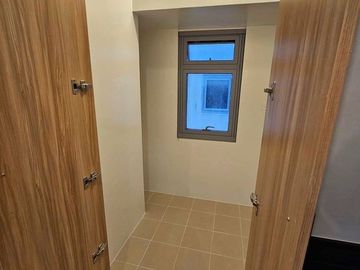 Rush Sale!! Very Good deal! 1 Bedroom Unit in Park Triangle Residences BGC near ISM Bristish School Uptown