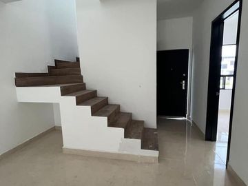 PRE-VENTA DE CASA EN EL FRACCIONAMIENTO JARDINES DEL SAUCE ALBERCA COMÚN