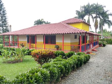 Hotel Campestre en Venta -Zona Pueblo Tapao