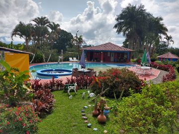Hotel Campestre en Venta -Zona Pueblo Tapao
