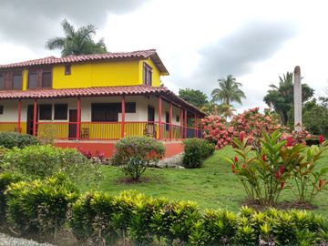 Hotel Campestre en Venta -Zona Pueblo Tapao