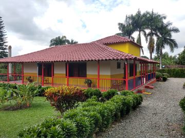 Hotel Campestre en Venta -Zona Pueblo Tapao