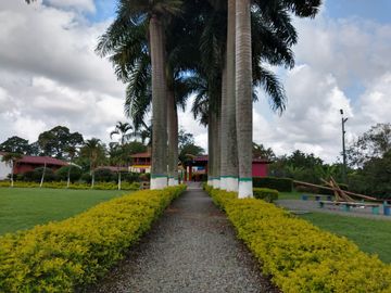Hotel Campestre en Venta -Zona Pueblo Tapao