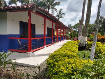Hotel Campestre en Venta -Zona Pueblo Tapao