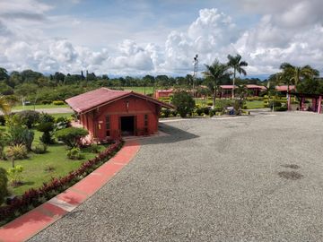 Hotel Campestre en Venta -Zona Pueblo Tapao
