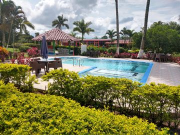 Hotel Campestre en Venta -Zona Pueblo Tapao