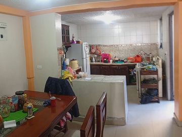 Casa en VENTA, Sector semi-comercial tras el Santa Maria del Terminal Quitumbe, Sur de Quito, Ecuador