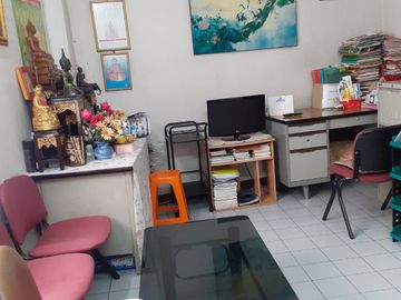 Commercial building for rent, 2 booths, 4 floors, on the roadside, area 22 sq.wa., near BTS Pak Nam 500 m. There are 10 bedrooms, suitable for trading