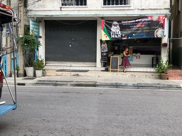 Commercial building for rent, 2 booths, 4 floors, on the roadside, area 22 sq.wa., near BTS Pak Nam 500 m. There are 10 bedrooms, suitable for trading
