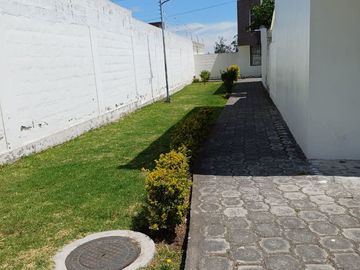 Ibarra - Hermosa Casa de Venta en Conjunto Habitacional 