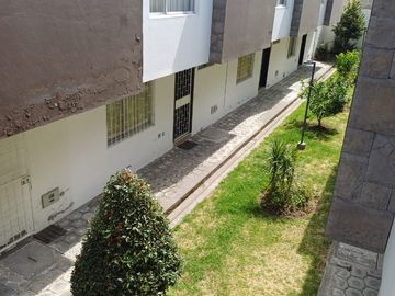 Ibarra - Hermosa Casa de Venta en Conjunto Habitacional 