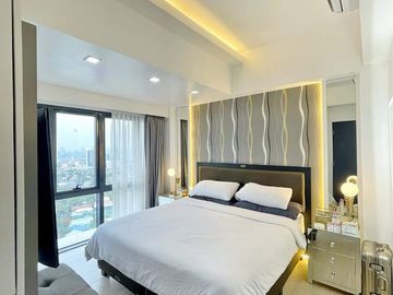 For Sale: Salcedo Skysuites 1-BEDROOM Condo with Parking in Salcedo Village Makati
