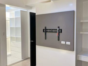 For Sale: Salcedo Skysuites 1-BEDROOM Condo with Parking in Salcedo Village Makati