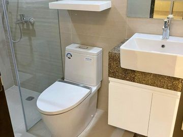 For Sale: Salcedo Skysuites 1-BEDROOM Condo with Parking in Salcedo Village Makati