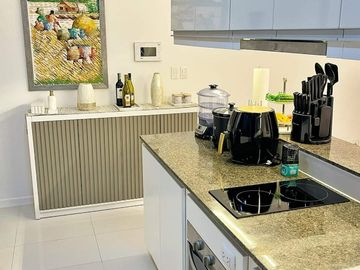 For Sale: Salcedo Skysuites 1-BEDROOM Condo with Parking in Salcedo Village Makati