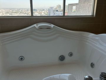 CASA EN VENTA EN LOMAS DEL TECNOLOGICO CUENTA CON 3 NIVELES