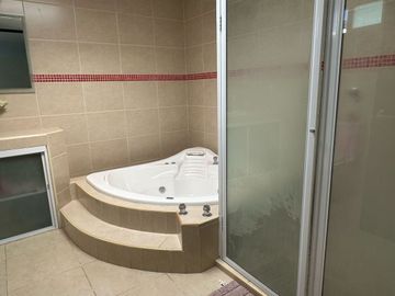 CASA EN VENTA EN LOMAS DEL TECNOLOGICO CUENTA CON 3 NIVELES