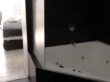 VENDE EXCELENTE PROPIEDAD COMERCIAL ART DECO EN BARRIO BELLAVISTA, PROVIDENCIA