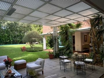 CASA EN VENTA EN SAN ISIDRO CON GRAN JARDIN