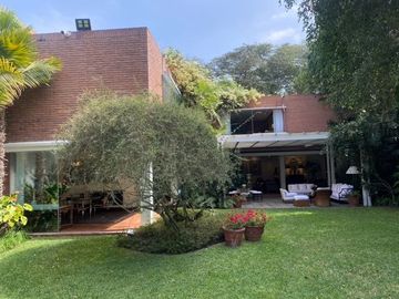 CASA EN VENTA EN SAN ISIDRO CON GRAN JARDIN