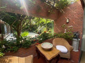 CASA EN VENTA EN SAN ISIDRO CON GRAN JARDIN