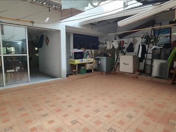 SE VENDE CASA CON NEGOCIO EN LAGOS – FLORIDABLANCA 
Área construida: 183.8 m²
Área lote: 8m² de fren