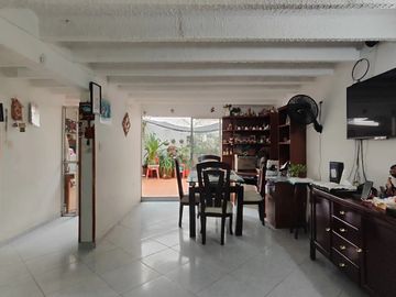 SE VENDE CASA CON NEGOCIO EN LAGOS – FLORIDABLANCA 
Área construida: 183.8 m²
Área lote: 8m² de fren