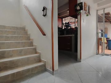 SE VENDE CASA CON NEGOCIO EN LAGOS – FLORIDABLANCA 
Área construida: 183.8 m²
Área lote: 8m² de fren
