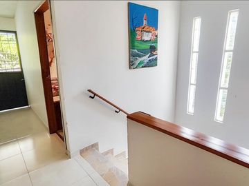 SE VENDE CASA CON NEGOCIO EN LAGOS – FLORIDABLANCA 
Área construida: 183.8 m²
Área lote: 8m² de fren