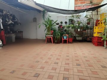 SE VENDE CASA CON NEGOCIO EN LAGOS – FLORIDABLANCA 
Área construida: 183.8 m²
Área lote: 8m² de fren