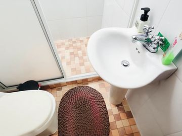 SE VENDE CASA CON NEGOCIO EN LAGOS – FLORIDABLANCA 
Área construida: 183.8 m²
Área lote: 8m² de fren