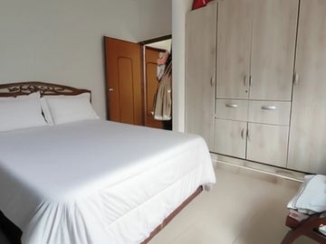 SE VENDE CASA CON NEGOCIO EN LAGOS – FLORIDABLANCA 
Área construida: 183.8 m²
Área lote: 8m² de fren