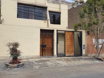 La Molina, Venta de Casa de AT:191M2 AC:294M2 a $280,000 en Calle Rio de la Plata MZFL1 Lote 10 Urb. Las Praderas de La MolinaLa Molina, Venta