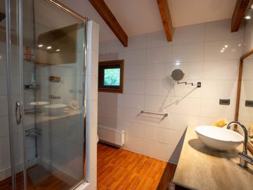 Se Vende Hermoso Predio de 230ha en Pucón cruzado por el río Carhuello y vista al Volcán Villarrica, Quetrupillán y Lanin