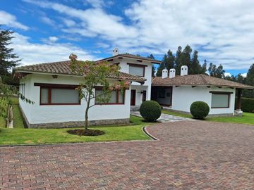 Casa 463 m2. + Terreno 3.103 m2. (Sector Pifo)