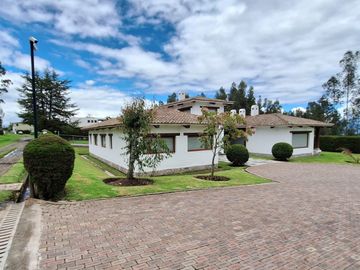 Casa 463 m2. + Terreno 3.103 m2. (Sector Pifo)