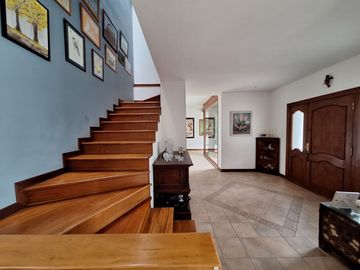 Casa 463 m2. + Terreno 3.103 m2. (Sector Pifo)