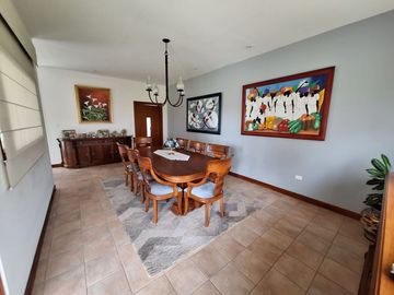 Casa 463 m2. + Terreno 3.103 m2. (Sector Pifo)