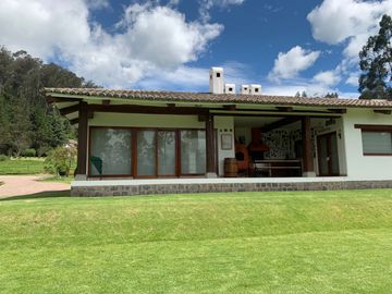 Casa 463 m2. + Terreno 3.103 m2. (Sector Pifo)