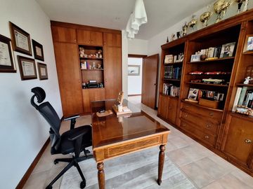 Casa 463 m2. + Terreno 3.103 m2. (Sector Pifo)