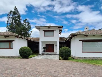 Casa 463 m2. + Terreno 3.103 m2. (Sector Pifo)