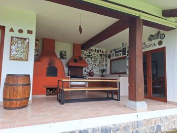 Casa 463 m2. + Terreno 3.103 m2. (Sector Pifo)