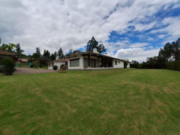 Casa 463 m2. + Terreno 3.103 m2. (Sector Pifo)