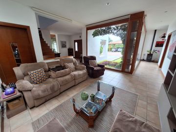 Casa 463 m2. + Terreno 3.103 m2. (Sector Pifo)