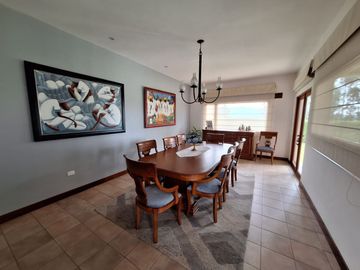 Casa 463 m2. + Terreno 3.103 m2. (Sector Pifo)